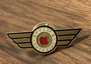 Vintage Apple II Tutorial Wings Apple Computers Metal Enamel Lapel Pin - Picture 1 of 2