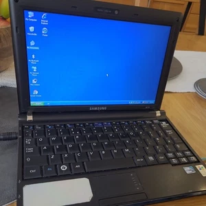 Samsung NP-NC10 10.2" Atom N270 1.6GHz 1GB 160GB HDD Windows XP Netbook - Picture 1 of 5