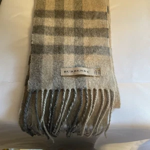 BUFANDA CLÁSICA VINTAGE BURBERRY LONDON 100 % CACHEMIR GRIS CREMA CUADROS FLECOS - Imagen 1 de 11