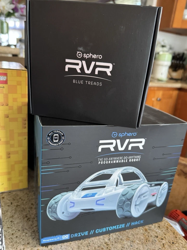 Robot programable Sphero RVR The Go-Anywhere-Do-Anything más una banda de rodadura azul Foto 1 de 1