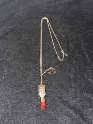 Collar de cadena dorada vintage con motivo de lápiz labial con logotipo de Chanel Cc Foto 1 de 4
