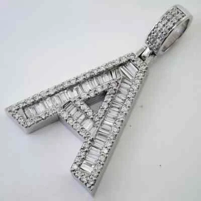 Colgante redondo de diamante creado en laboratorio de 4 quilates con inicial 'A cadena de 18"" enchapado en oro blanco de 14 quilates Foto 1 de 4