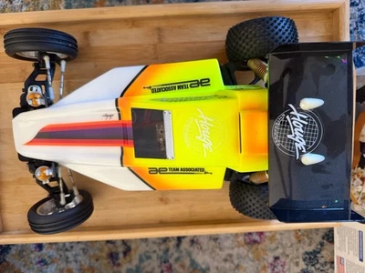 Nuevo brazo de arrastre de chasis Hogue construido a medida RC10 Novak Andy’s Check Point. MIP Foto 1 de 4