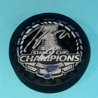 Auténtico TYLER BOZAK (azul) firmado 2019 Stanley Cup Champions Puck Beckett (BAS) Foto 1 de 3