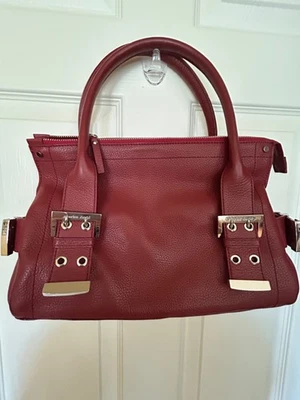 Cartera de cuero Charles David rojo oscuro con hebillas plateadas herrajes 8”x12”x3” Foto 1 de 4