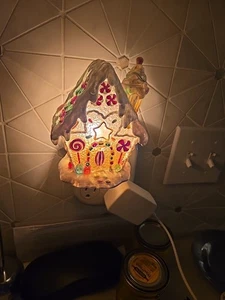 Vintage Weihnachten Lebkuchenhaus Plexiglas Acryl Plug-in Nachtlicht 5" Höhe x 3,5" Breite - Bild 1 von 6