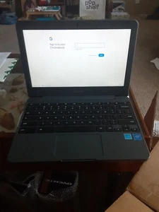 Samsung XE501C13-S02US 11.6" Chromebook Intel Atom x5 4GB RAM 32GB eMMC - Picture 1 of 9