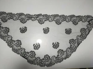 Spanish Chantilly Lace Mantilla - Picture 1 of 5