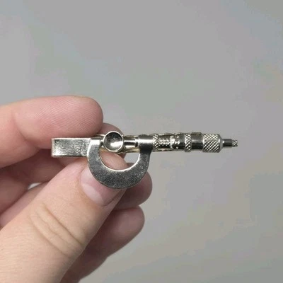 Clip de barra de amarre de pinza de micrómetro de colección para ingeniero maquinista tono plateado  Foto 1 de 4