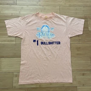 Camiseta De Colección Años 70 Tauro Signo del Zodiaco Comedia Divertida Hecha en EE. UU. Puntada Única Mediana - Imagen 1 de 9