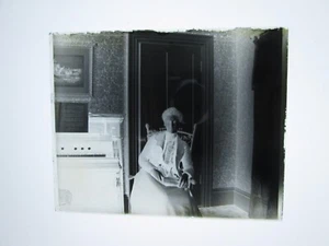 (1) LATE 1800s/EARLY 1900s GLASS NEGATIVE,WOMAN IN CHAIR, UNKNOWN LOCAL - Picture 1 of 1
