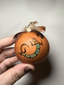 Arte de calabaza pintado a mano Moki - Lagarto con decoración de plumas vacaciones - Imagen 1 de 6