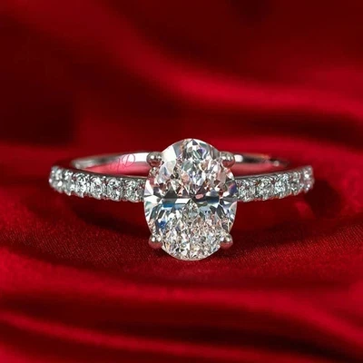 Anillo de compromiso de diamantes de corte ovalado de 2 quilates enchapado en oro blanco de 14 quilates Foto 1 de 4