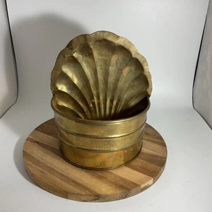 "Maceta de bolsillo de pared con forma de carcasa de latón 6,5"" X 6""" - Imagen 1 de 9