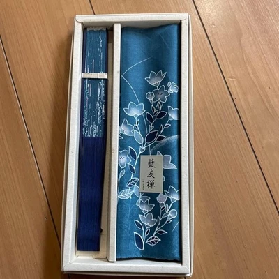 Abanico plegable Sensu azul patrón floral hecho por Ougi Kobo Foto 1 de 3