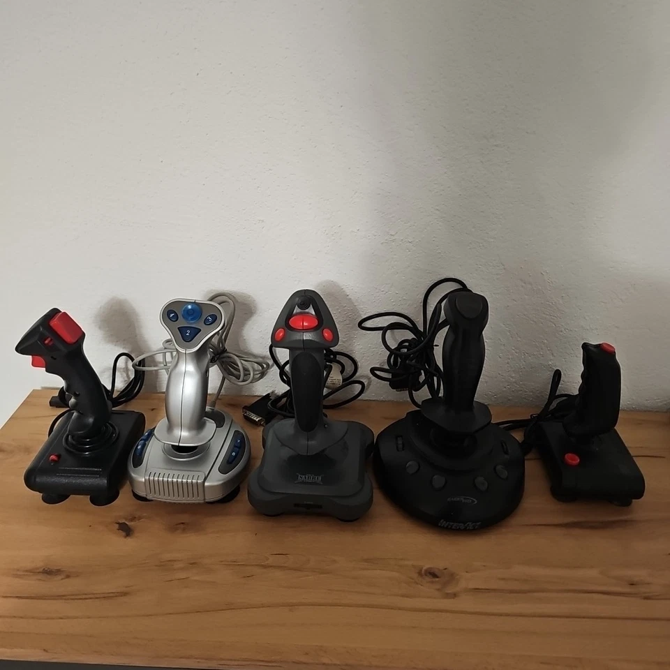 Joystick Controller für Konsolen Atari Commodore Amiga Sega 5 Stück Ungetestet  - Bild 1 von 4