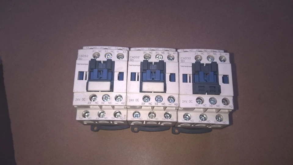 SCHNEIDER - CAD32 BD Contactor JIS-C8201-1-5-1 w/LAD4TBDL JISC8201151 电气式 — 第 1/3 张图片