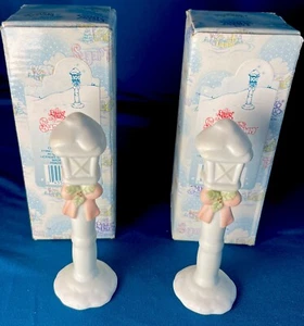 Dos (2) 1994 Enesco Precious Moments Sugar Town Lampposts 529559 - Imagen 1 de 5