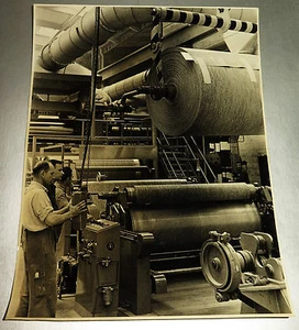 6223:Original Foto DEUTSCHE LINEOLEUM WERKE/Württ./Deliplan Kunsstoff,Arbeiter. - Bild 1 von 2