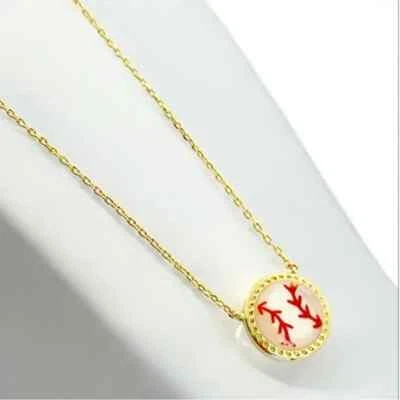 Collar colgante corto dorado de béisbol Kendra Scott en marfil nácar. Foto 1 de 4