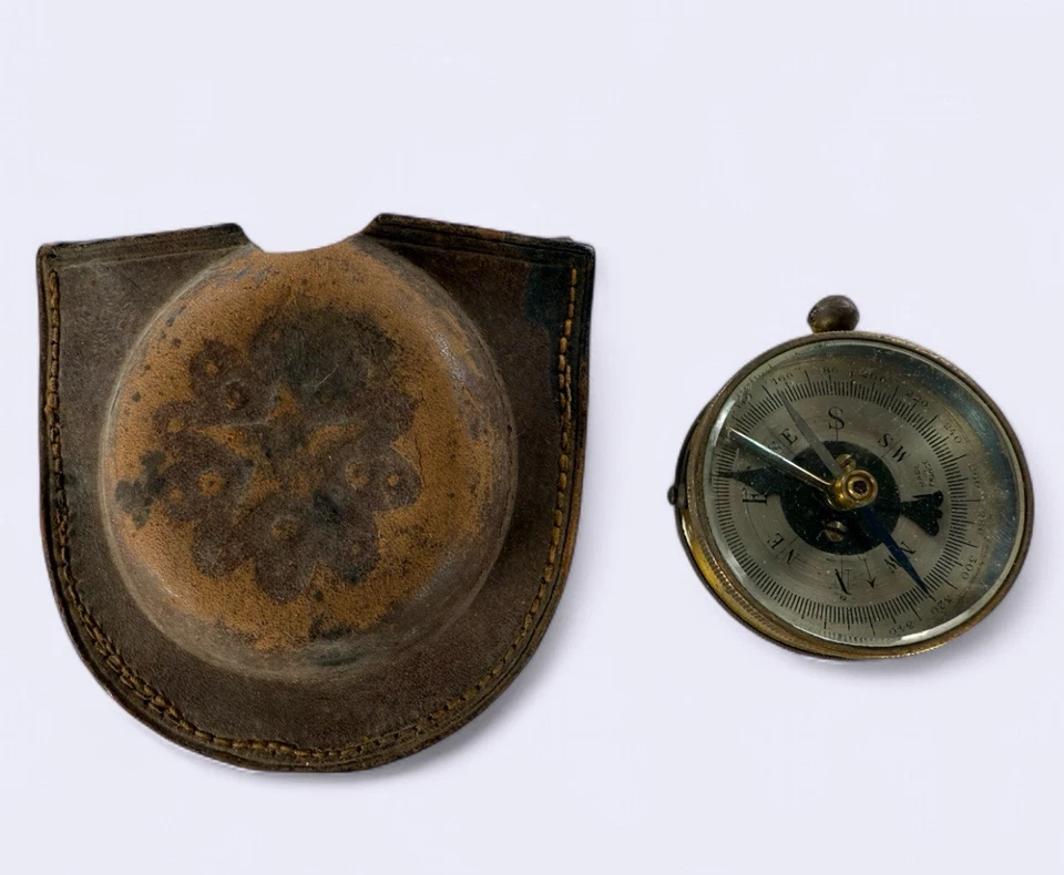ANTIGUA BRÚJULA DE LA SEGUNDA GUERRA MUNDIAL EN LATÓN + ESTUCHE de cuero con FLECHA DE MARCA MARRÓN RARA GUC Foto 1 de 4