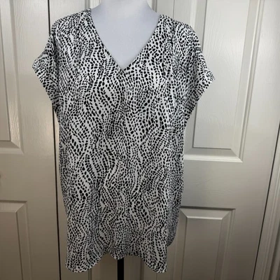 Top de mujer Simply Vera Wang talla XXL manchas blancas y negras mangas con cuello Foto 1 de 4