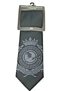 Corbata Duck Dynasty - Aprobada por cuello rojo certificada por la familia - Corbata negra A&E NUEVA - Imagen 1 de 7