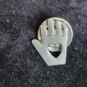 Herz in der Hand silberfarben Logo Revers Hut Weste Pin Unterstützung Liebe - Bild 1 von 4