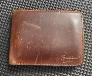 Old Logo Papyrus - Saddleback Leather Medium Bifold Wallet DCB Brown - Picture 1 of 11