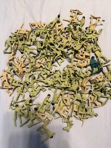 Lot of 100 Army Men Toy Soldiers - Assorted Manufacturers Some Vintage - Picture 1 of 8