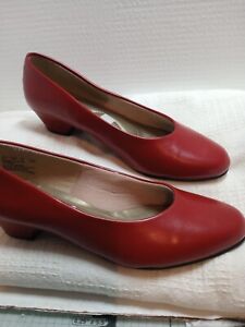 SOFT STYLE Hush Puppies Women 6 wide Warm Red Low Heel Dress Shoes
