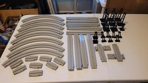 LEGO Monorail Schiene Konvolut 45 Teile: (27 Schienen) - (18 Stützen) 2671 2672 2677 2678+ - Bild 1 von 6