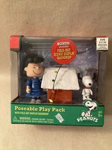 PEANUTS Posable Play Pack LUCY & SNOOPY Navidad con Telón de Fondo de Pantalla Desplegable - Imagen 1 de 17