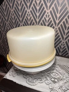 Vintage TUPPERWARE Pie / Cake Keeper Carrier in Harvest Gold. Made In the USA. - Picture 1 of 10
