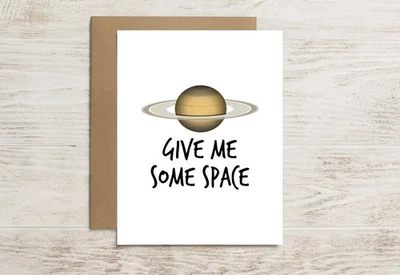 Tarjeta espacial divertida - Dame un poco de espacio con el planeta Saturno Foto 1 de 4