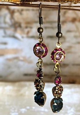 Pendientes colgantes de latón rosa con flor fucsia y cristal de Swarovski azul  Foto 1 de 4