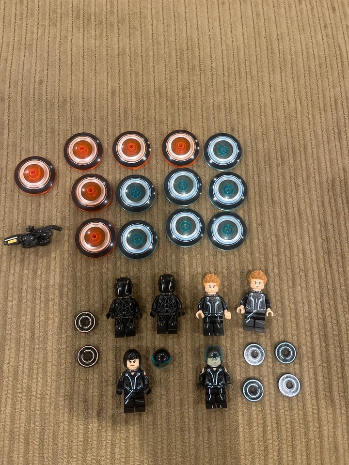 Huge LEGO TRON: Legacy 21314 6 Minifigures plus 6 discs and wheels - Image 1 of 4