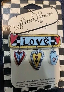 Alma Lynne fertiges Schmuckstück mit Pin Rückseite. LOVE - Bild 1 von 3