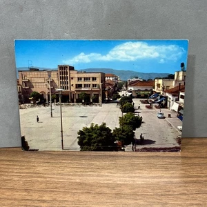 CARTOLINA COLORI VINTAGE COLLEZIONE KARDITSA CENTRAL SQUARE - PLACE - PIAZZA - Imagen 1 de 2