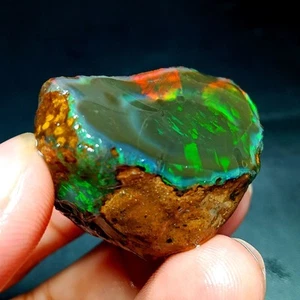 Espécimen áspero de ópalo Welo etíope natural de 114 quilates - fuego verde y rojo intenso - Imagen 1 de 7