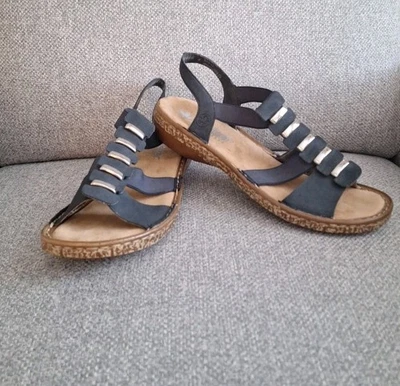 Sandálias femininas Rieker Regina - Tamanho EUA 8.5/UE39 pretas com detalhes em metal - Imagem 1 de 4