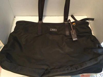 Bolso de hombro Tumi Voyager de nailon con correas de cuero marrón usado Foto 1 de 4