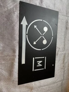 Bundeswehr Metall Hinweis Schild mit Kreis,Pfeil, M Symbol - Picture 1 of 2