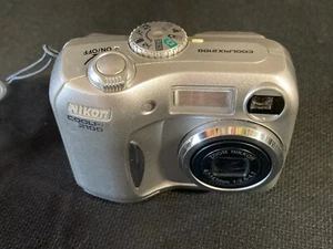 (2) Nikon COOLPIX L11 2100 6MP Digital Cameras w/1 Memory Card & (2) Cables - Picture 1 of 21