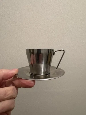 6 tazas de café espresso italianas de acero inoxidable aisladas de colección con platillos MCM Foto 1 de 4