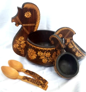 Tazón de cerveza de madera vintage ruso tallado a mano e incrustado con tazas, cucharas - Imagen 1 de 4