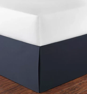 Falda de cama Nautica lisa a medida con esquina dividida, Queen - Azul marino Foto 1 de 3