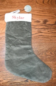 West Elm grün Samt Strumpf 18" Skylar Monogramm NEU Neu mit Etikett - Bild 1 von 3