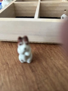 Miniatur Hund braun weiße Punkte bettelnd Made in Japan kleine Hundefigur - Bild 1 von 7