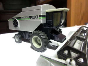 ERTL Deutz Allis Gleaner R-50 Combine, Corn & small grain head  Silver 1/64 - Picture 1 of 8